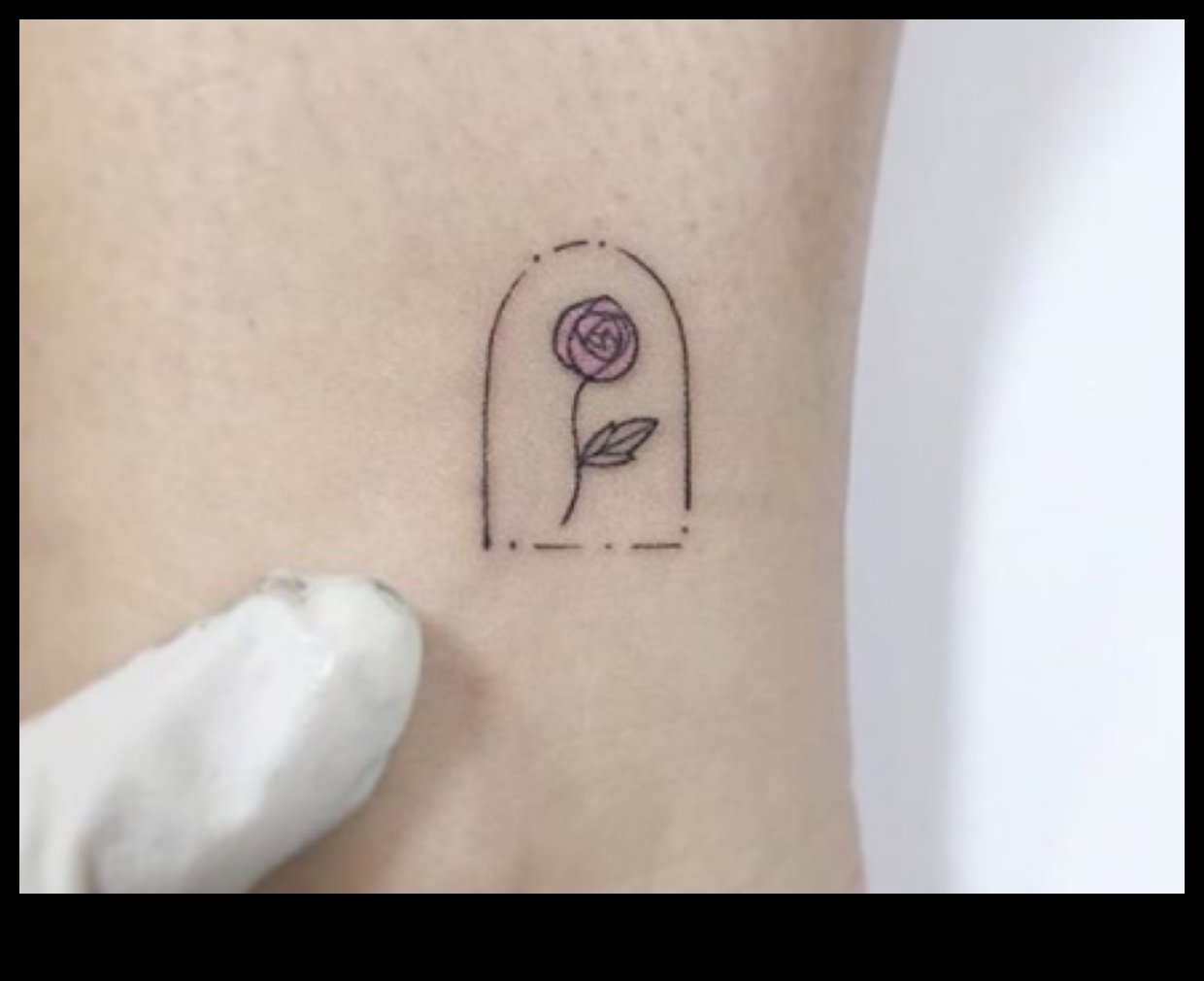 Mai puțin este mai mult: explorați frumusețea subestimată a tatuajelor minimaliste